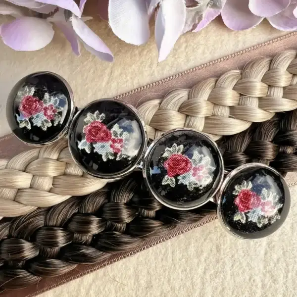 Trachten-Haarspange für Damen mit Rosen in schwarz – Bild 6 – Chiemgauer Heimatwerk Trachten-Onlineshop Trachten-Haarspange für Damen mit Rosen in schwarz - Bild 6 - Chiemgauer Heimatwerk Trachten-Onlineshop