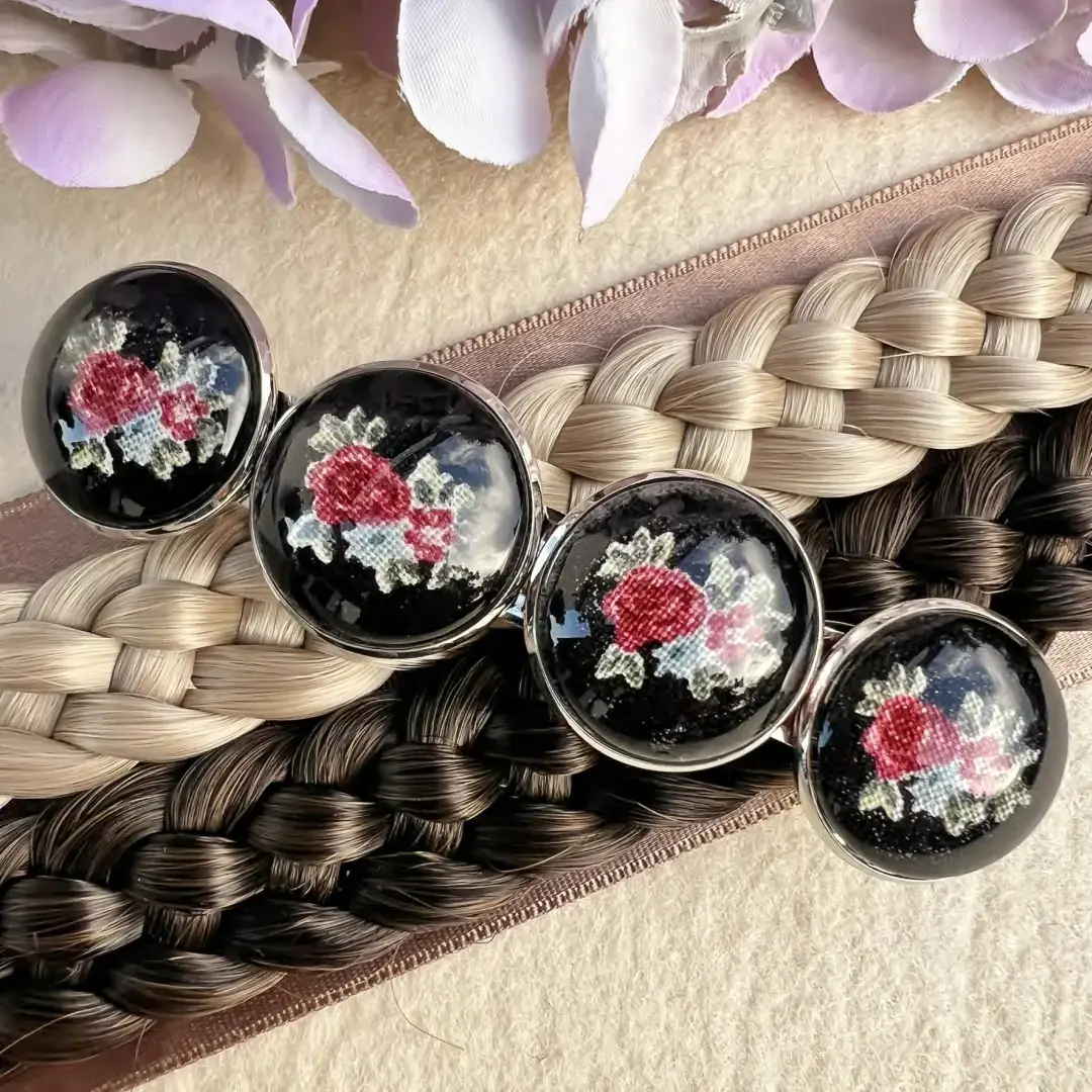 Trachten-Haarspange für Damen mit Rosen in schwarz – Bild 6 – Chiemgauer Heimatwerk Trachten-Onlineshop Trachten-Haarspange für Damen mit Rosen in schwarz - Bild 6 - Chiemgauer Heimatwerk Trachten-Onlineshop