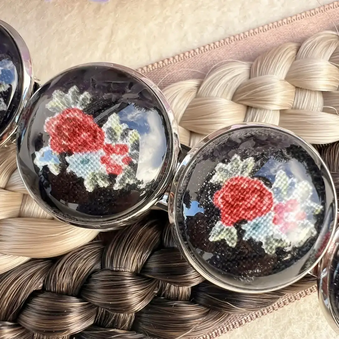 Trachten-Haarspange für Damen mit Rosen in schwarz – Bild 9 – Chiemgauer Heimatwerk Trachten-Onlineshop Trachten-Haarspange für Damen mit Rosen in schwarz - Bild 9 - Chiemgauer Heimatwerk Trachten-Onlineshop