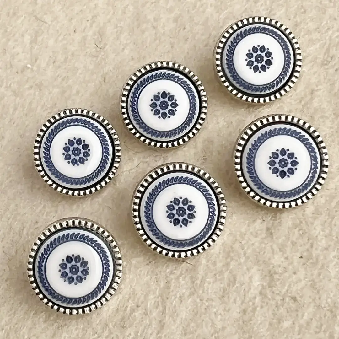 Trachtenknopf mit Ornament in blau – Bild 9 – Chiemgauer Heimatwerk Trachten-Onlineshop Trachtenknopf mit Ornament in blau - Bild 9 - Chiemgauer Heimatwerk Trachten-Onlineshop