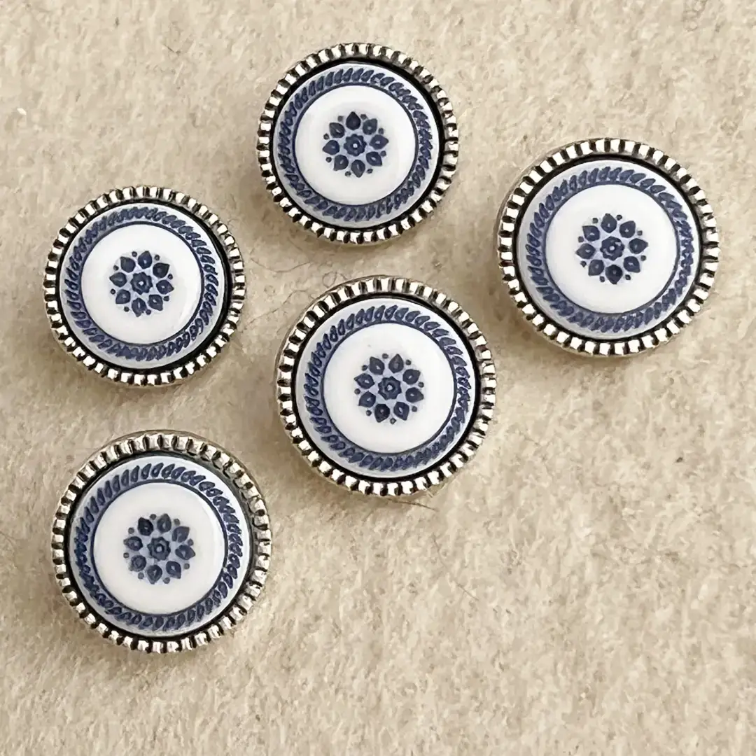 Trachtenknopf mit Ornament in blau – Bild 8 – Chiemgauer Heimatwerk Trachten-Onlineshop Trachtenknopf mit Ornament in blau - Bild 8 - Chiemgauer Heimatwerk Trachten-Onlineshop
