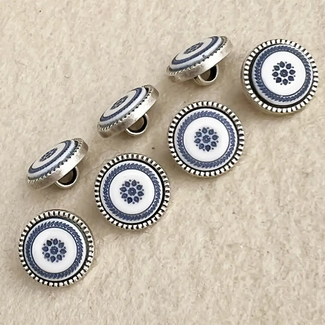 Trachtenknopf mit Ornament in blau – Bild 10 – Chiemgauer Heimatwerk Trachten-Onlineshop Trachtenknopf mit Ornament in blau - Bild 10 - Chiemgauer Heimatwerk Trachten-Onlineshop