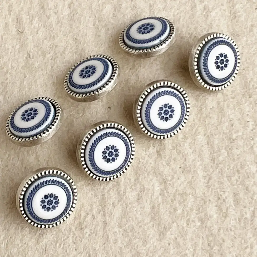 Trachtenknopf mit Ornament in blau – Bild 11 – Chiemgauer Heimatwerk Trachten-Onlineshop Trachtenknopf mit Ornament in blau - Bild 11 - Chiemgauer Heimatwerk Trachten-Onlineshop