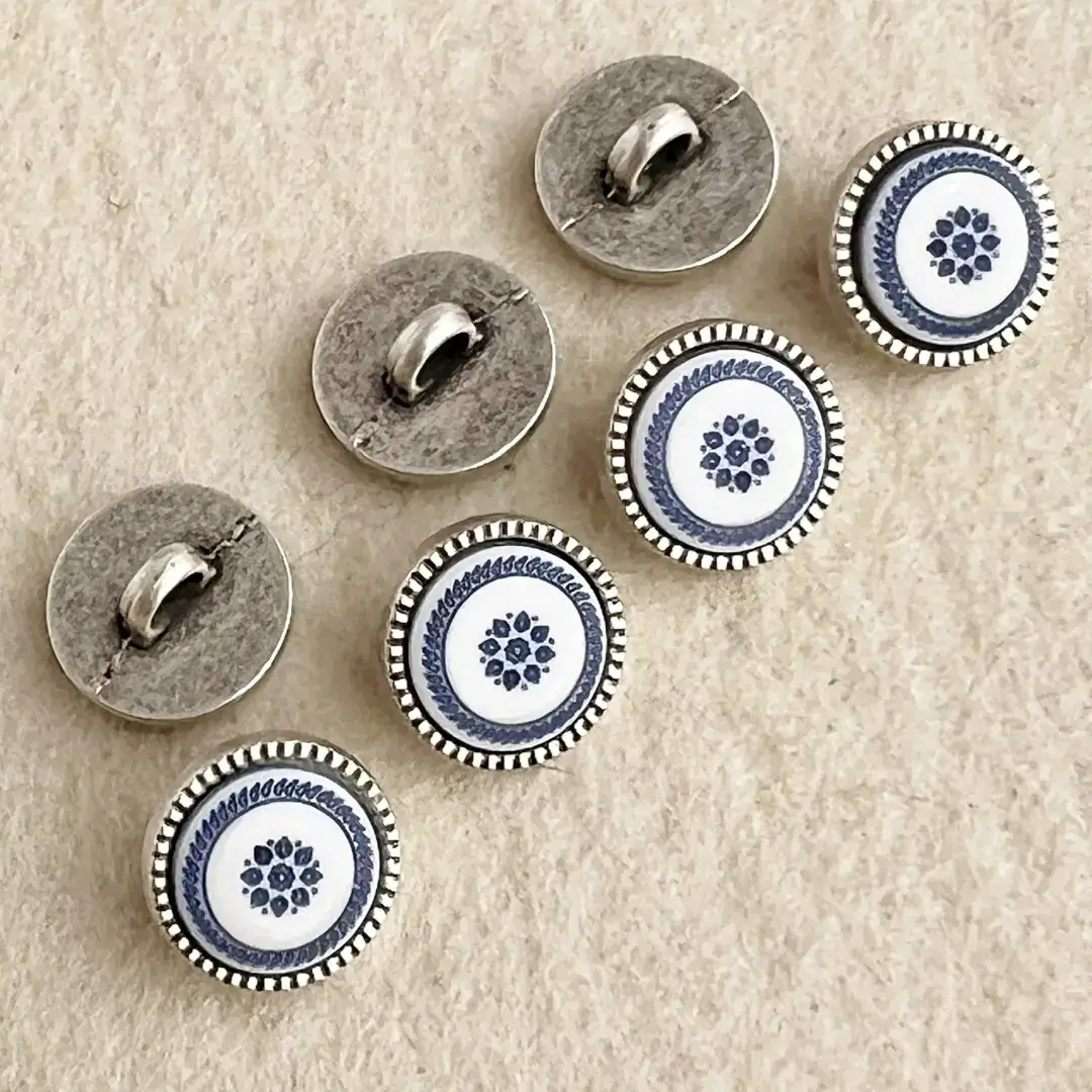 Trachtenknopf mit Ornament in blau – Bild 12 – Chiemgauer Heimatwerk Trachten-Onlineshop Trachtenknopf mit Ornament in blau - Bild 12 - Chiemgauer Heimatwerk Trachten-Onlineshop