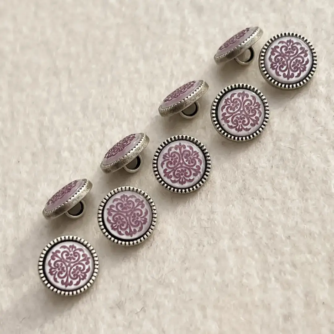 Trachtenknopf mit Ornament in rosa – Bild 10 – Chiemgauer Heimatwerk Trachten-Onlineshop Trachtenknopf mit Ornament in rosa - Bild 10 - Chiemgauer Heimatwerk Trachten-Onlineshop
