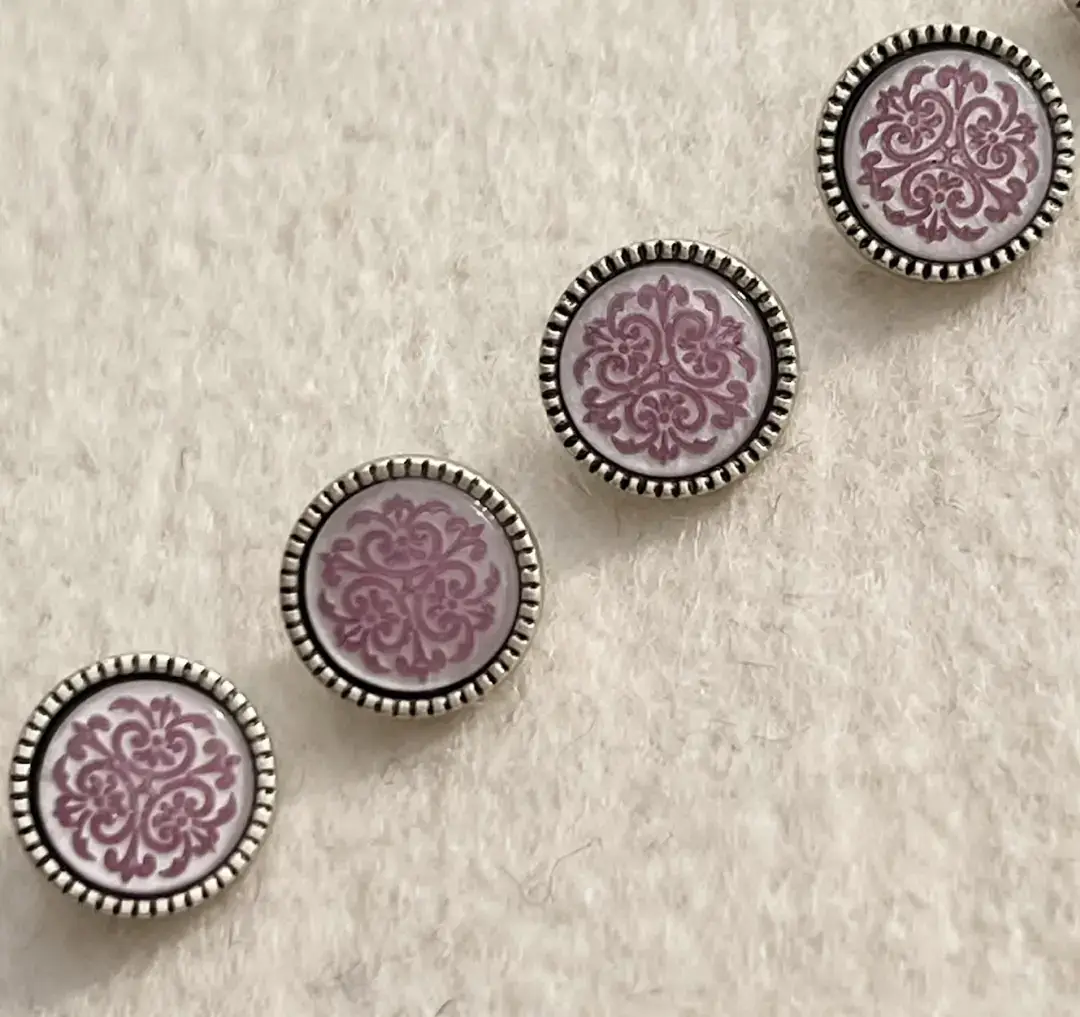 Trachtenknopf mit Ornament in rosa – Bild 8 – Chiemgauer Heimatwerk Trachten-Onlineshop Trachtenknopf mit Ornament in rosa - Bild 8 - Chiemgauer Heimatwerk Trachten-Onlineshop