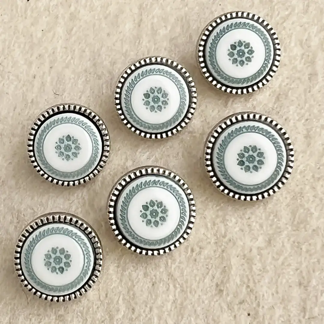 Trachtenknopf mit Ornament in salbei – Bild 9 – Chiemgauer Heimatwerk Trachten-Onlineshop Trachtenknopf mit Ornament in salbei - Bild 9 - Chiemgauer Heimatwerk Trachten-Onlineshop