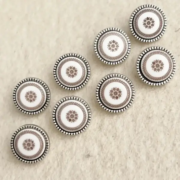 Trachtenknopf mit Ornament in taupe – Bild 7 – Chiemgauer Heimatwerk Trachten-Onlineshop Trachtenknopf mit Ornament in taupe - Bild 7 - Chiemgauer Heimatwerk Trachten-Onlineshop